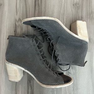 DOLCE VITA | GRAY SUEDE HEELS